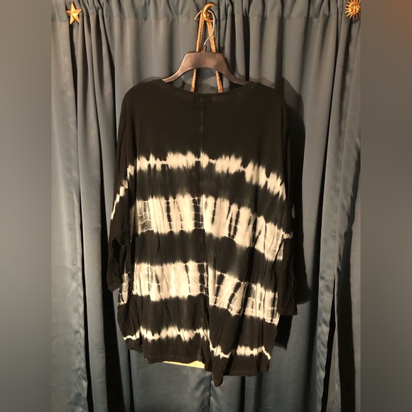 Unique tie dye top. (Inventory tub #1). - Picture 6 of 6